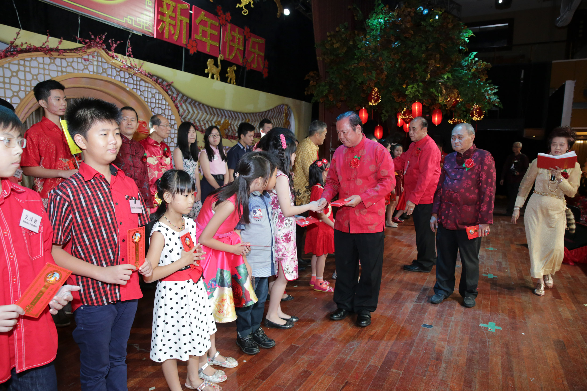 Pembagian angpao pada saat imlek untuk anak-anak berprestasi sekolah