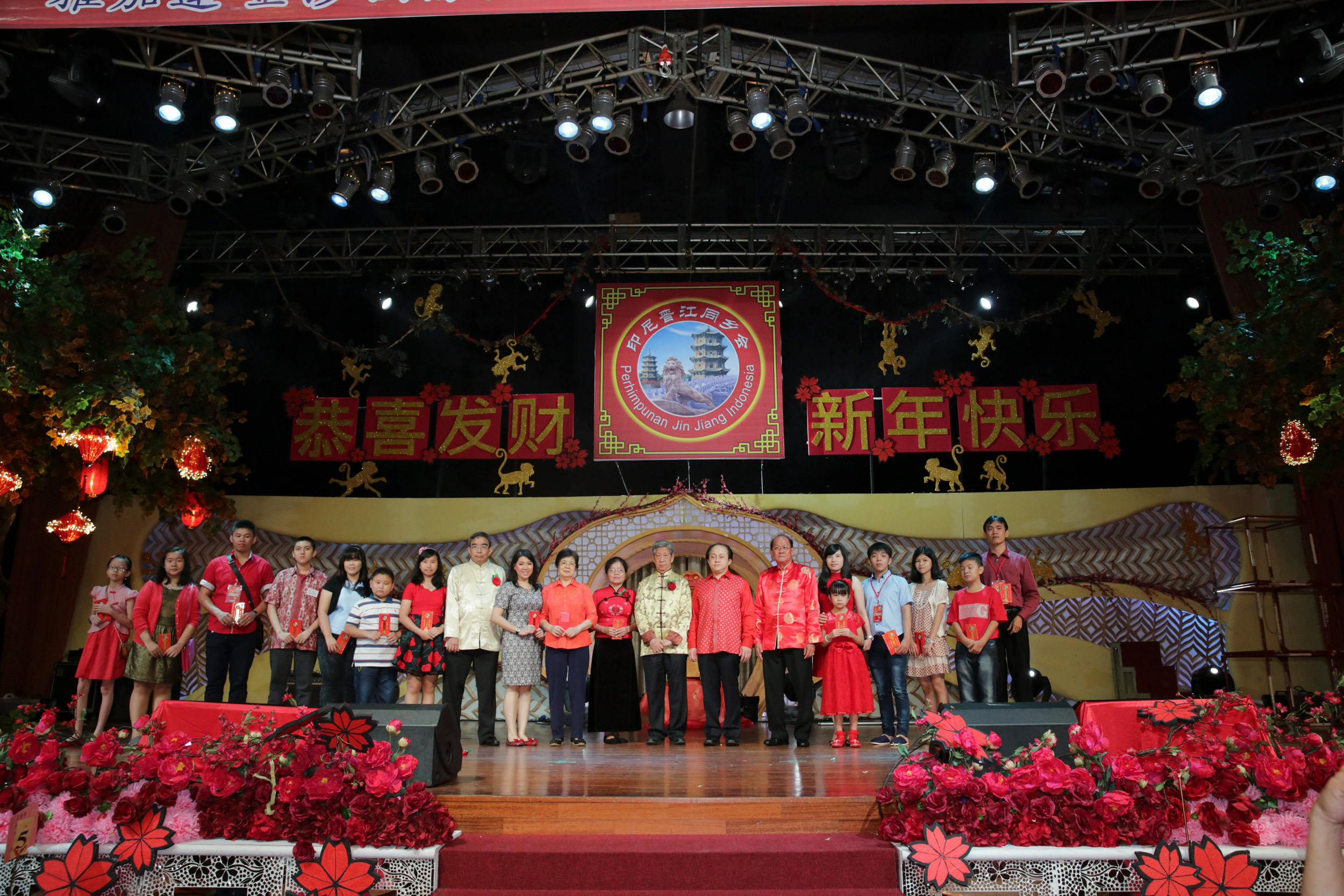 Pembagian angpao untuk guru-guru dan anak les mandari Perkumpulan Jin Jiang