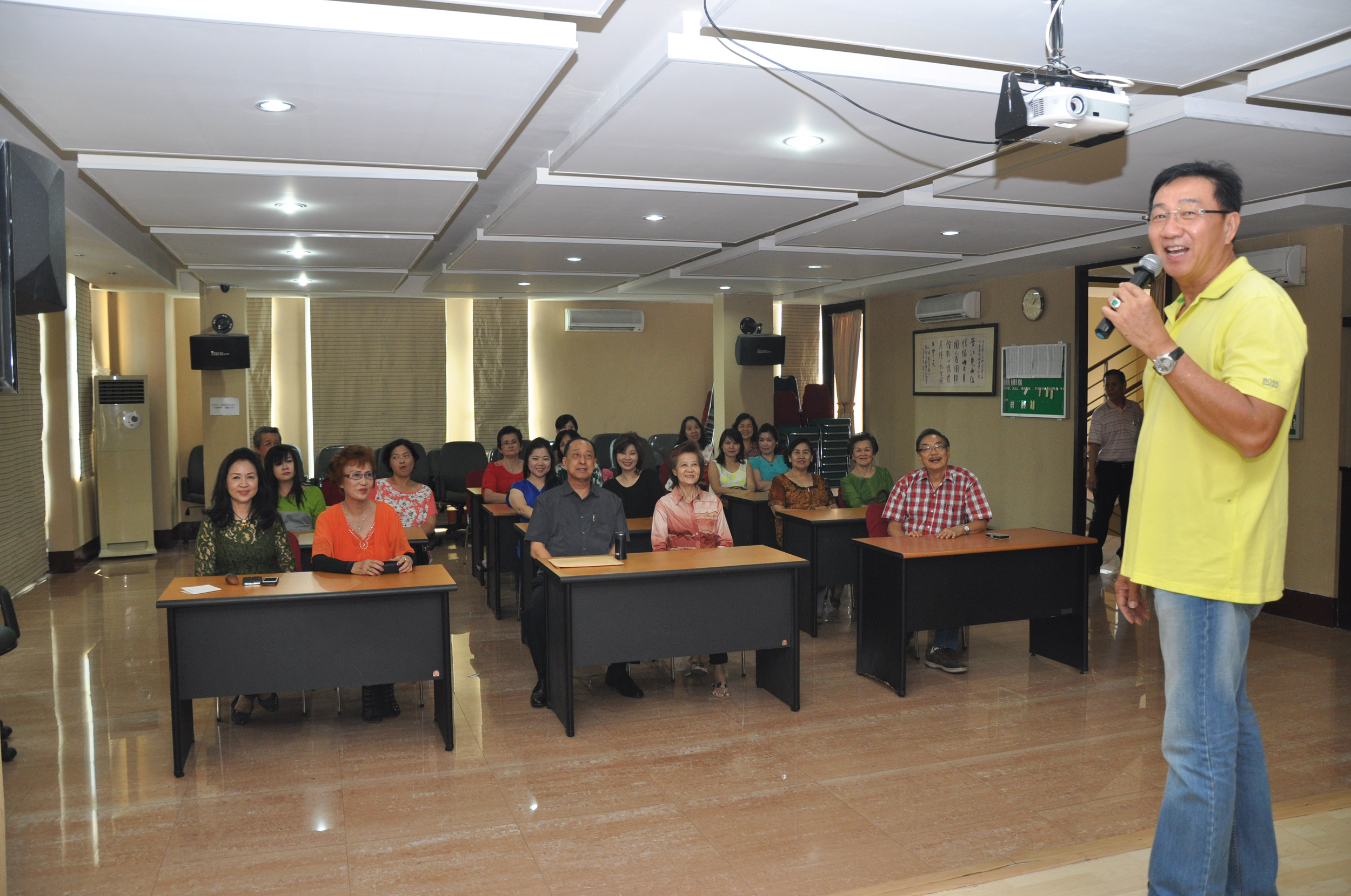 Kegiatan Karaoke di Perkumpulan Jin Jiang