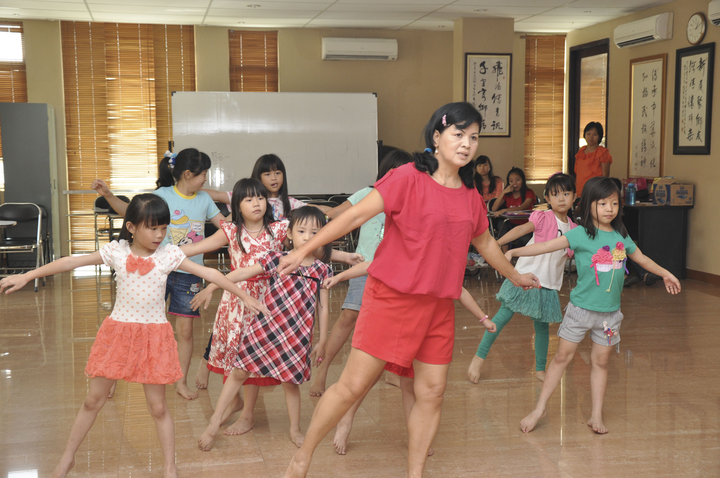 Kegiatan menari di Perkumpulan Jin Jiang