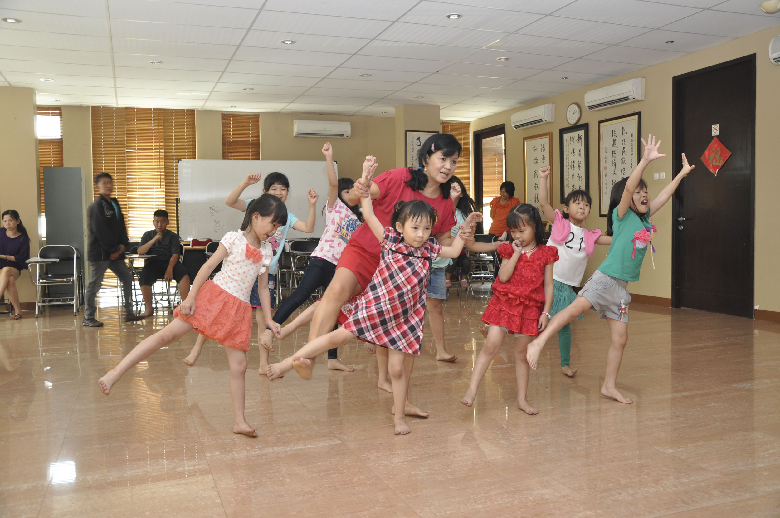 Kegiatan menari di Perkumpulan Jin Jiang