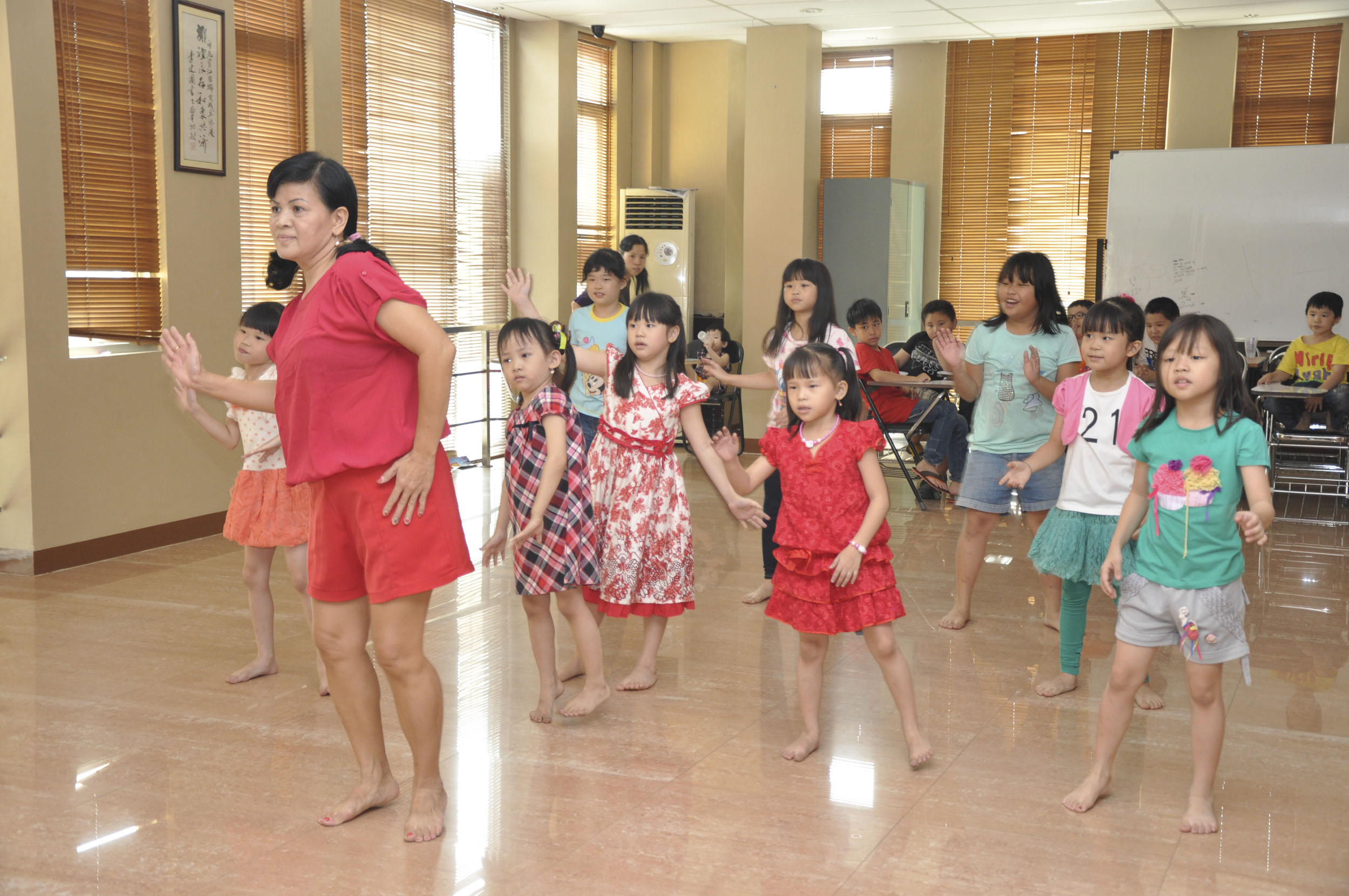 Kegiatan menari di Perkumpulan Jin Jiang