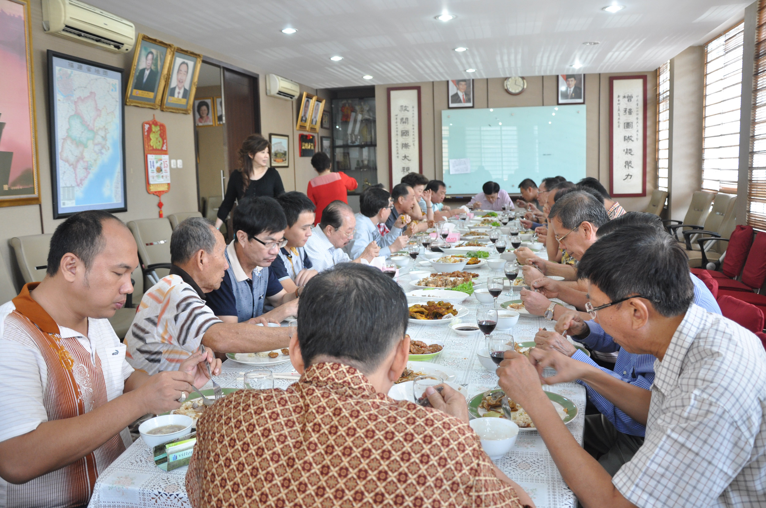 Makan siang bersama di Lantai 2