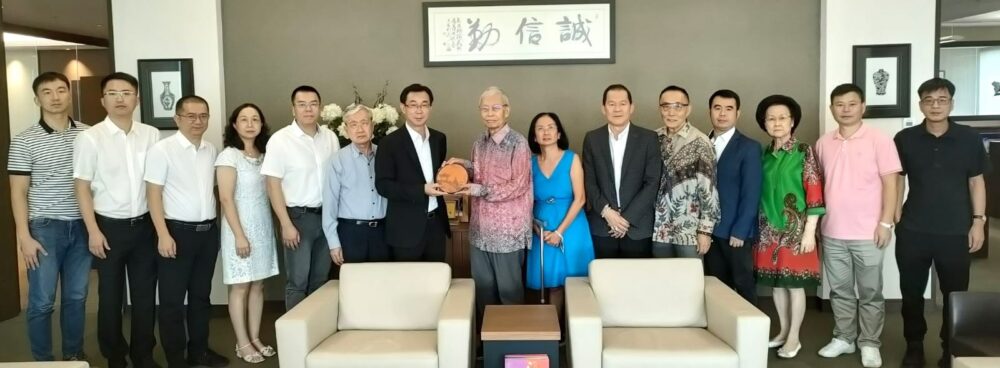 黄天凯会长赠送纪念品给王金陵乡长后与乡亲们合影