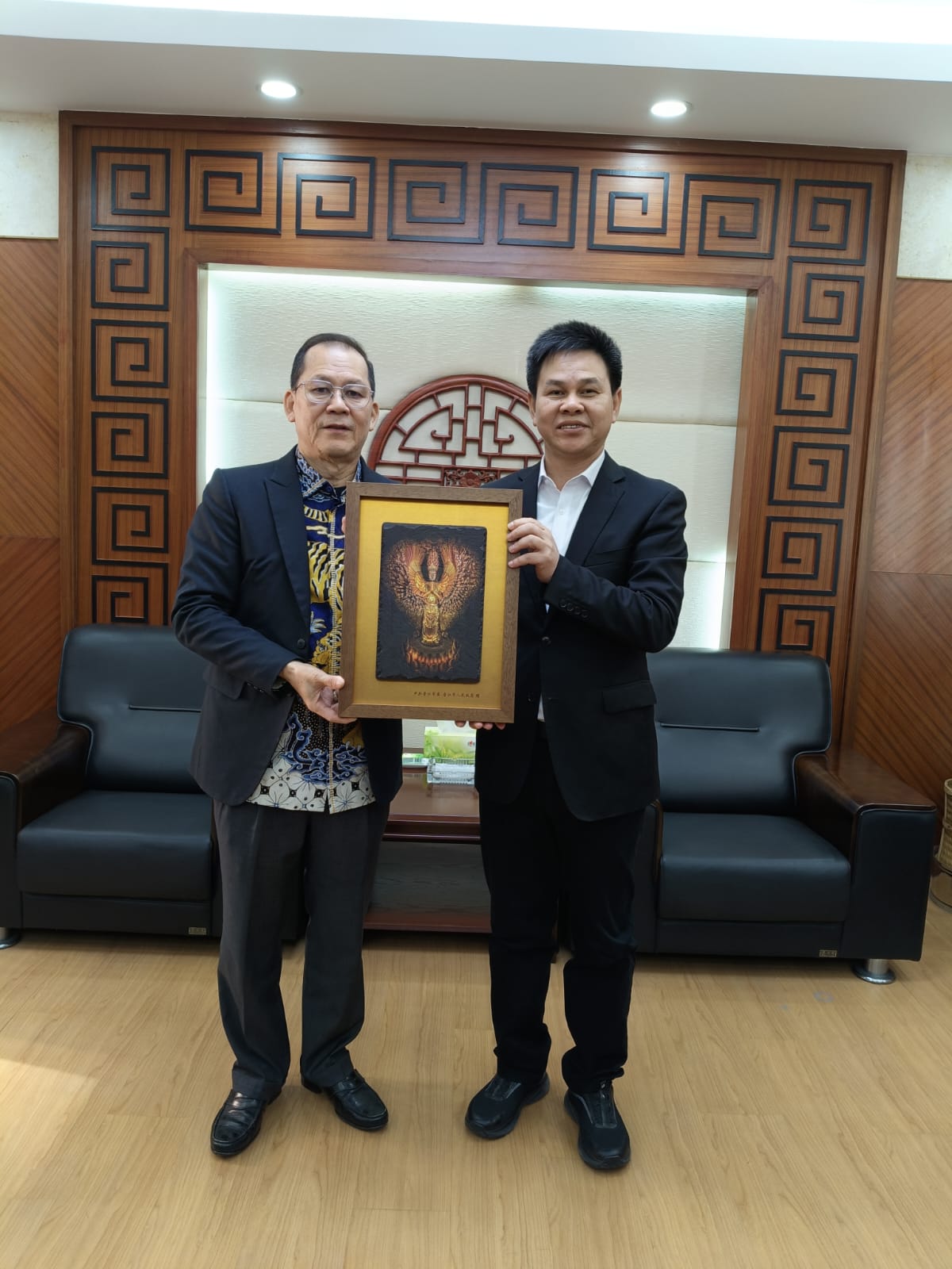 晋江市委书记张文贤赠送纪念品给欧阳连财会长.