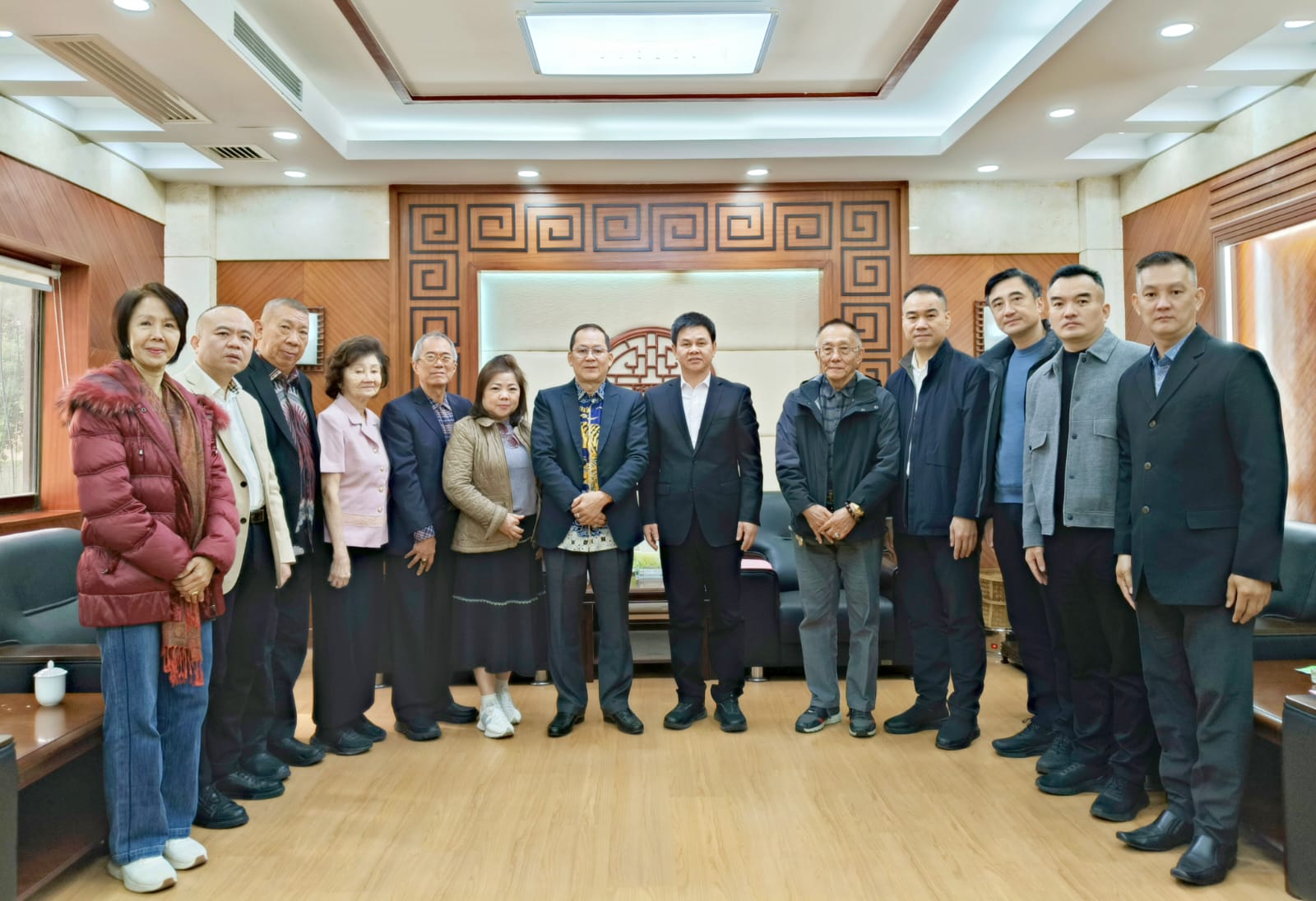 本会一行与晋江市委书记张文贤（左八）等领导合影.
