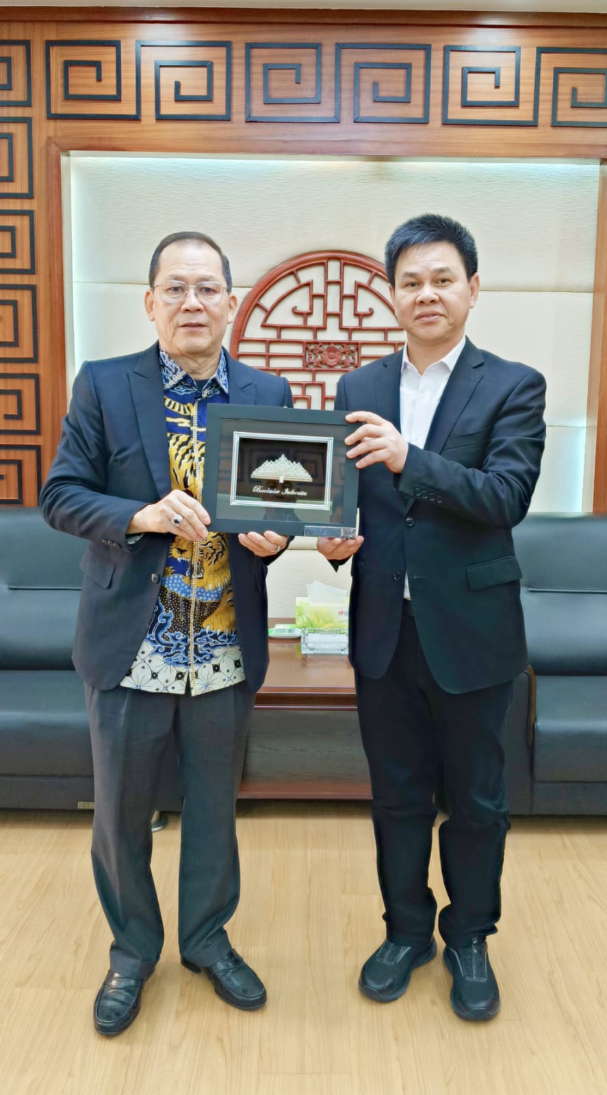 欧阳连财会长赠送纪念品给张文贤书记