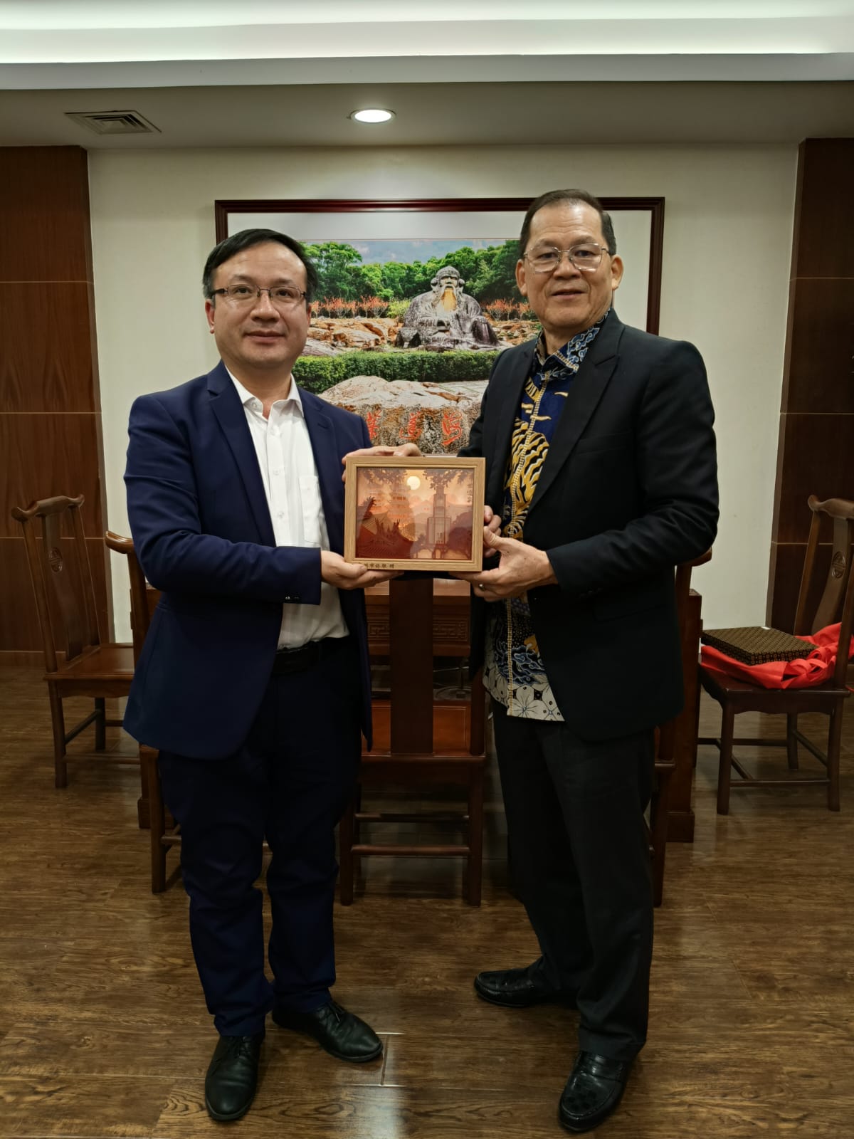 许锦龙秘书长赠送纪念品给欧阳连财会长