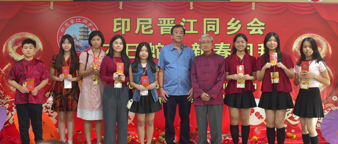 Oplus_16908288 张仲年与张连顺乡贤给初中尤良生颁发奖励金.