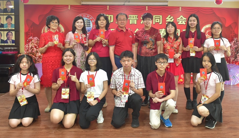 Oplus_16908288 施能聪乡贤与陈玉兰博士给中文补习班尤良生颁发春节红包