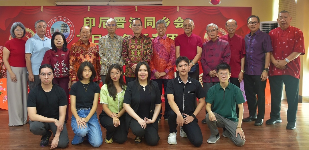 本会诸位领导与印尼东方音乐基金会总主席魏耀坤领南音组一行合影