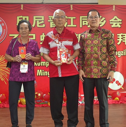 Oplus_16908288 欧阳连财会长给80岁以上前辈们分发敬老红包