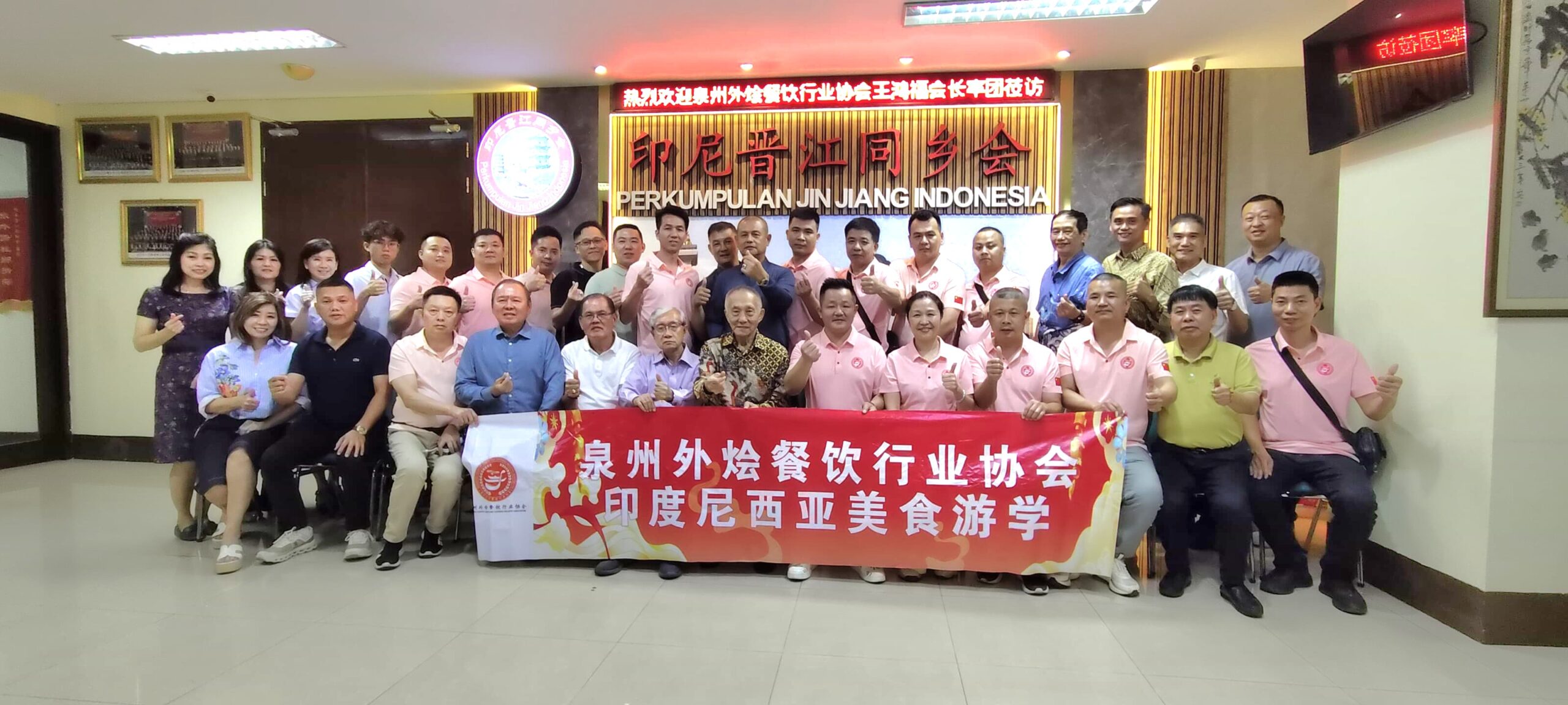 双方代表合影留念 双方代表合影留念