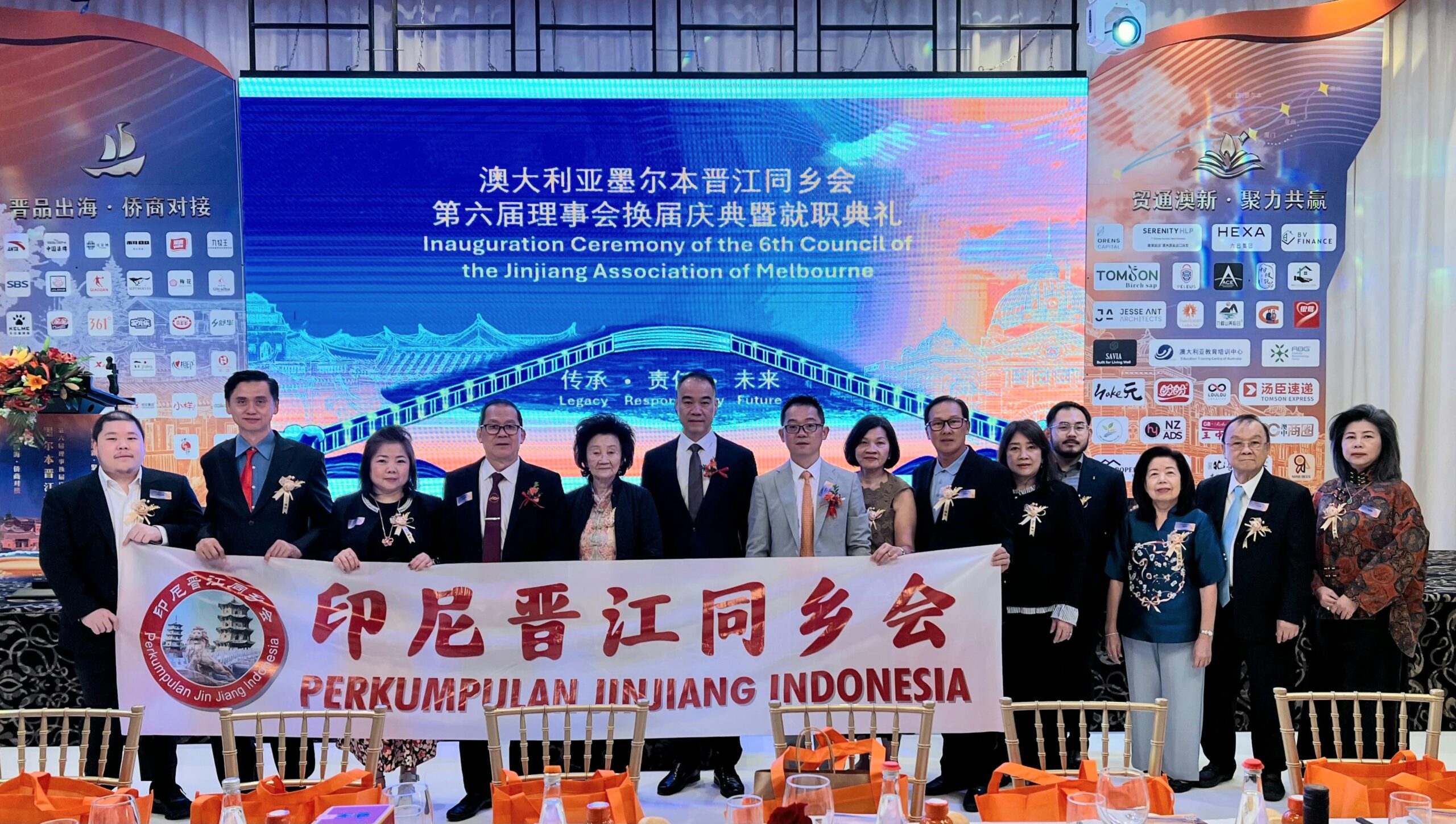 世界晋江同乡总会会长、印尼晋江同乡会会长欧阳连财伉俪（左三四）一行与晋江市侨联主席陈建军（左六）、新任会长蔡荣茂（左七）合影-