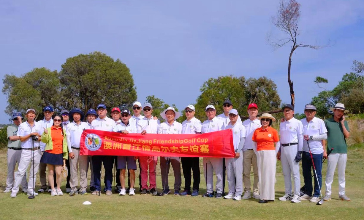 印尼晋江同乡会监事长翁联泰代表参加晋江情高尔夫球友谊赛与选手们合影.j