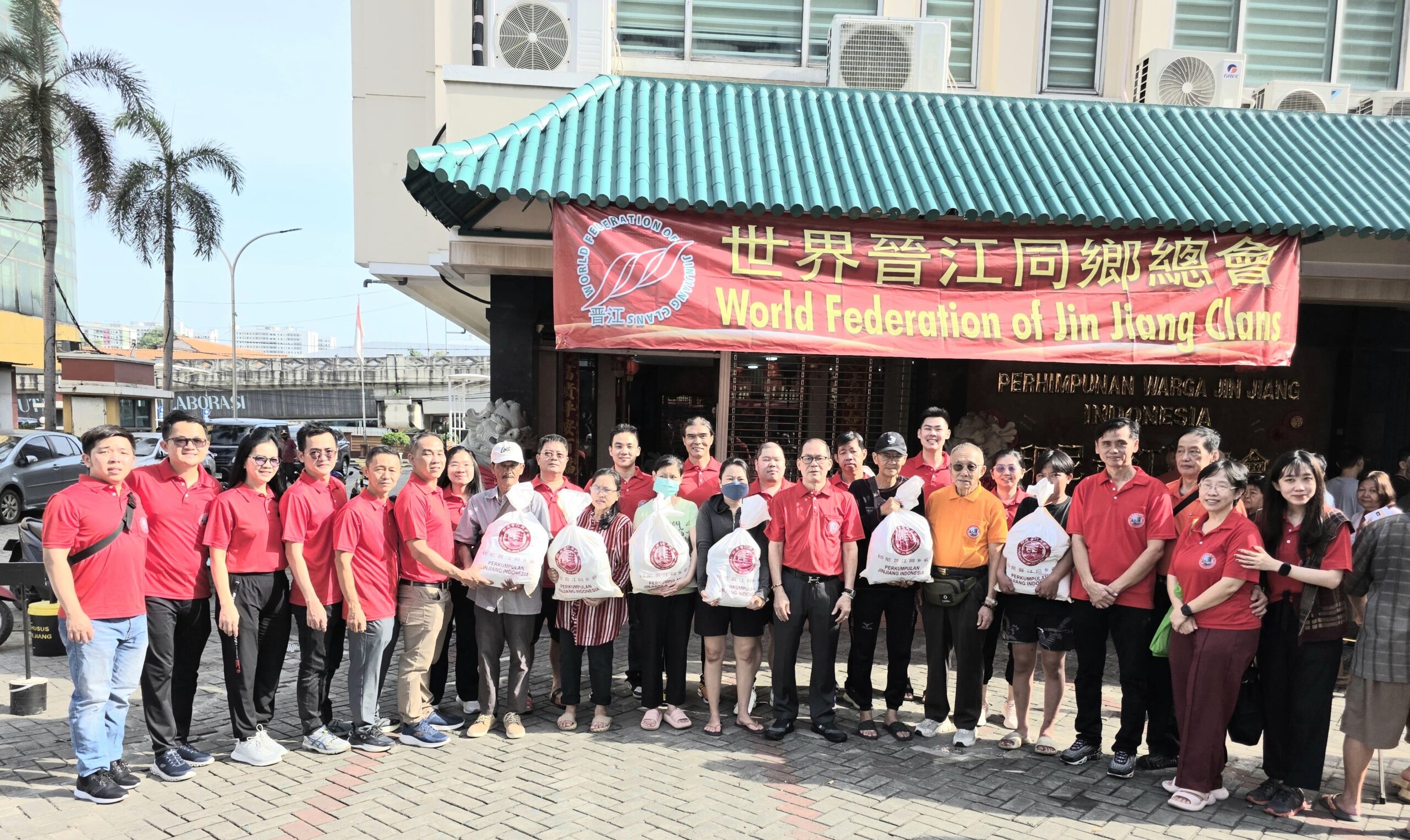 欧阳连财与许宗鸽等理事和青年部成员将物资移交给居民后合影