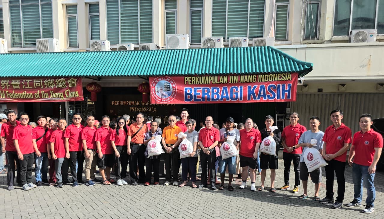 欧阳连财与许宗鸽等理事和青年部成员将物资移交给居民后合影