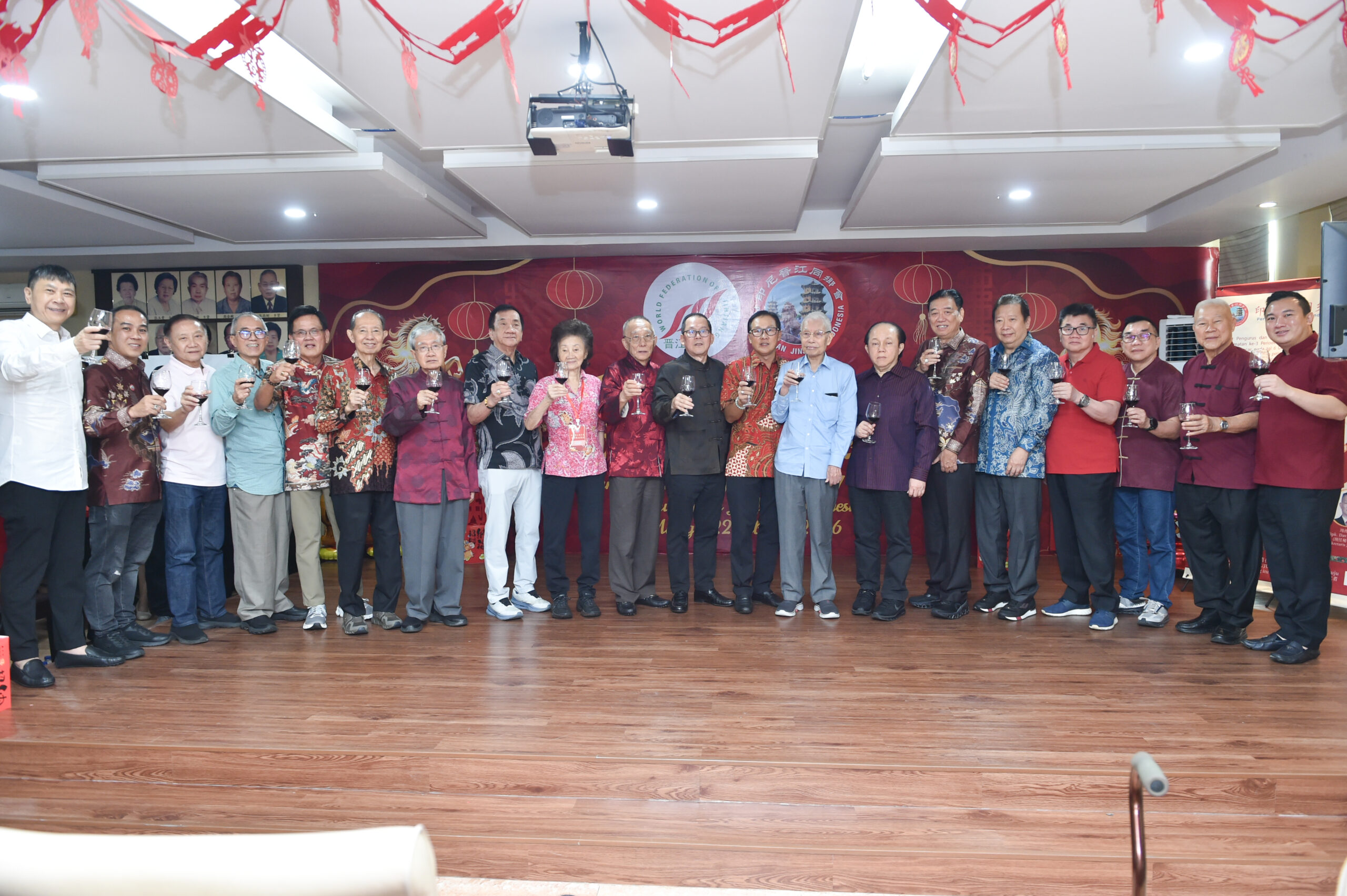 理事们向大家敬酒