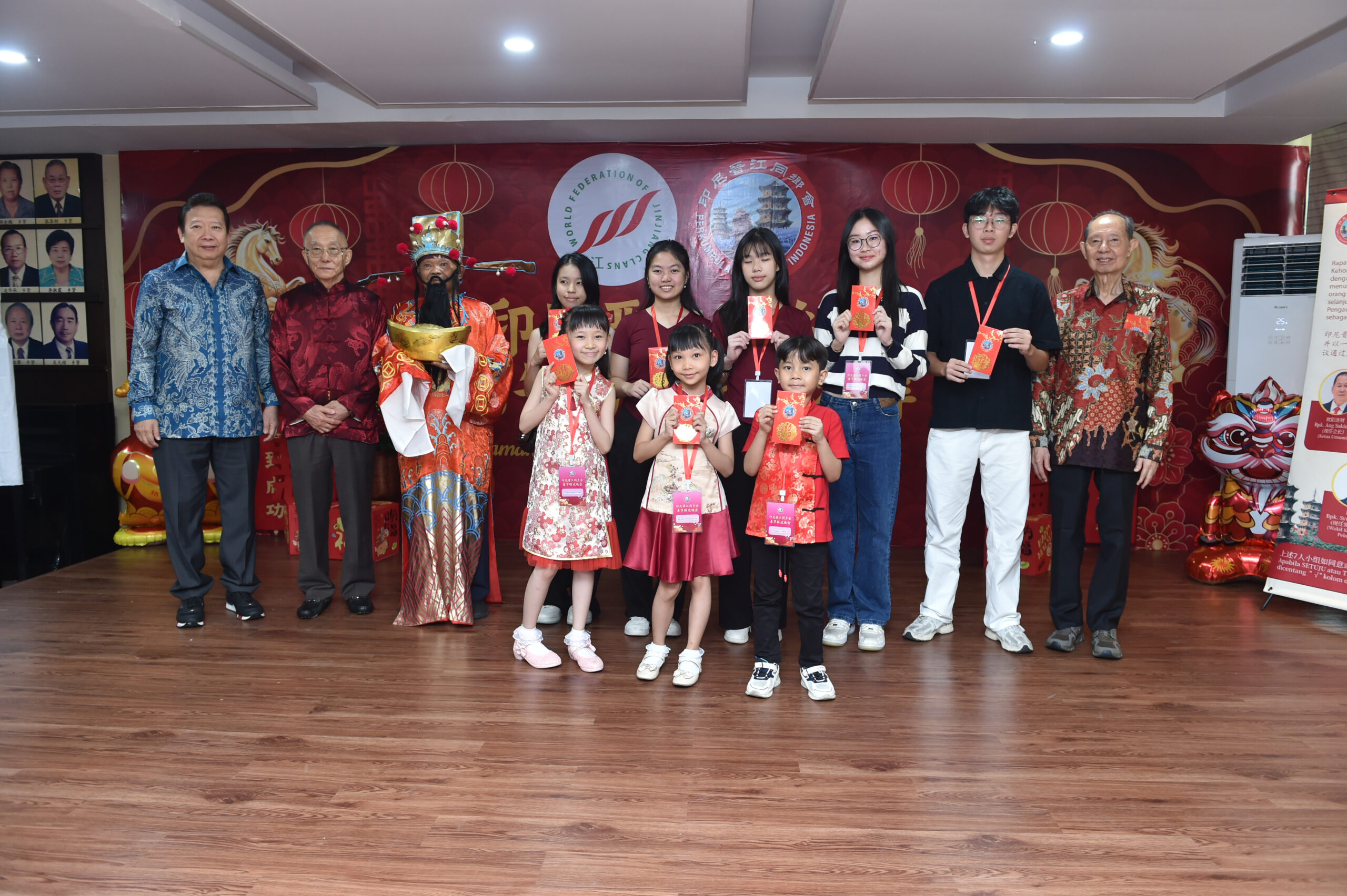 赖启星、许宗鸽、杜华水乡贤向小学、初中、高中学业成绩优异者颁发奖励金