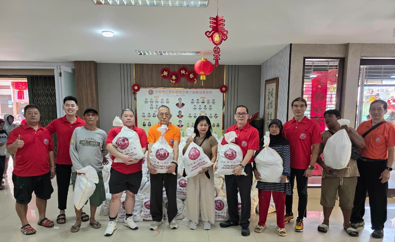 郭结光、柯凯程、欧阳光晟、许宗鸽、当地居委会主任、欧阳连财、许宏义、施忝佂出席派发活动.