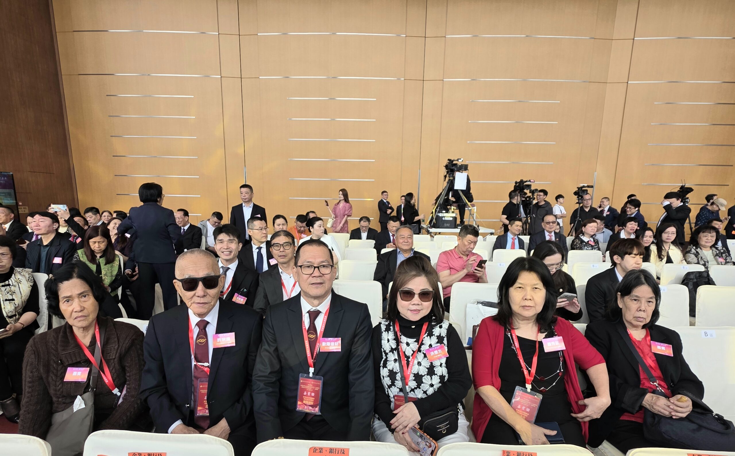 在晋江市（香港）招商引资推介会上合影