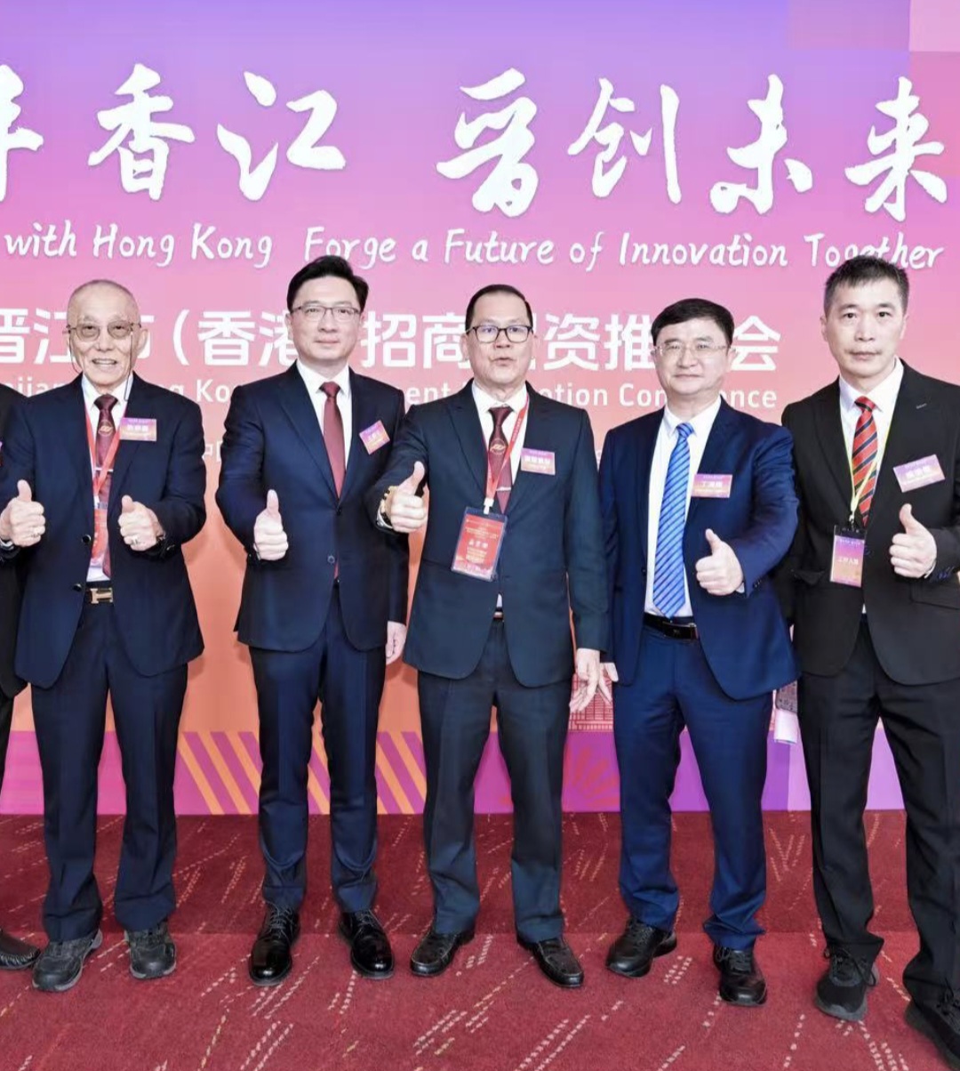 左起：许宗鸽、晋江市委书记王明元、欧阳连财、晋江市委常委、统战部部长丁鸿雨、姚培树合影。