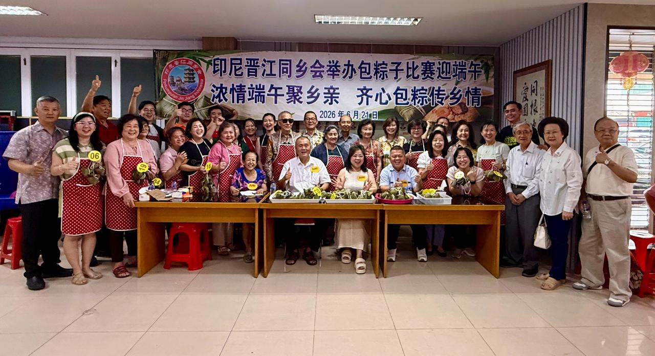 本会诸位理事与评委和参赛者合影