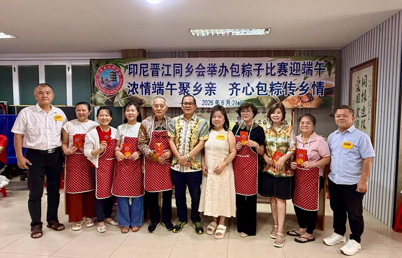 欧阳连财会长（中）向第一名到第五名得奖者与完成速度最快者许宗鸽（左五）颁奖后，与筹委会主席王娇红（右三）暨评委张中耀、洪樱方、谢进财合影。