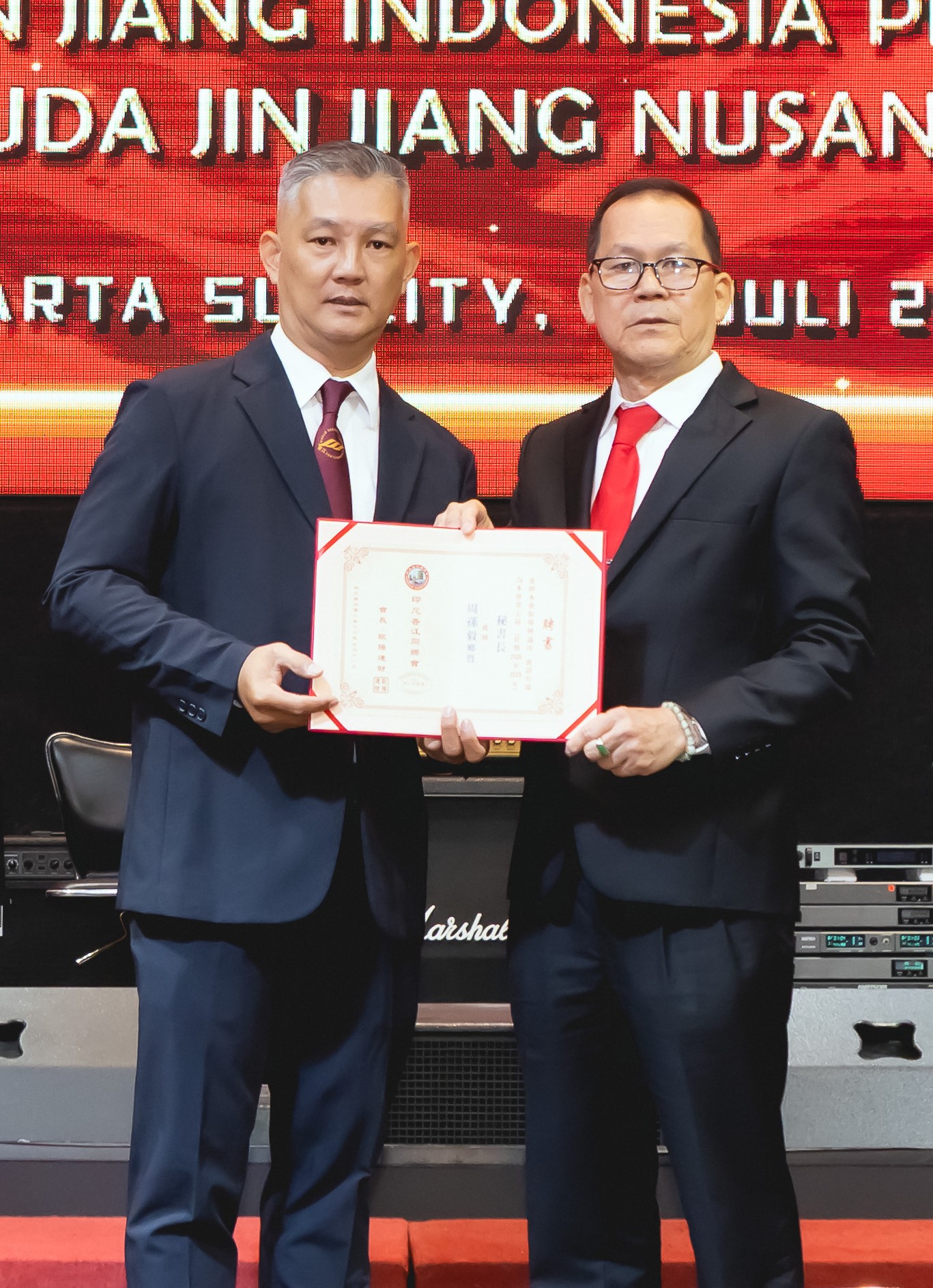 欧阳连财向秘书长周孙毅颁发聘书